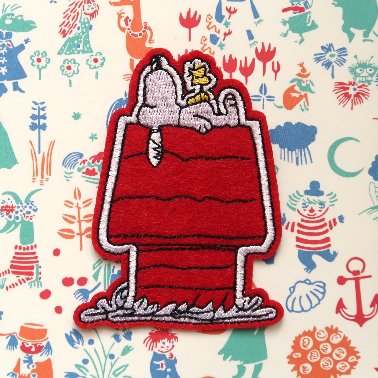 Snoopy Embroidery Patch // Snoopy from the Peanuts comics sleeping on his dog house embroidered iron-on patch badge appliqué (2 Designs)