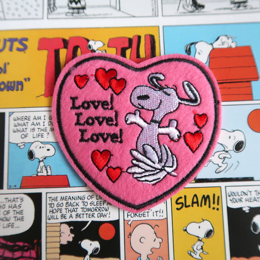 Heartshaped Snoopy Peanuts comics love embroidered iron-on patch badge appliqué