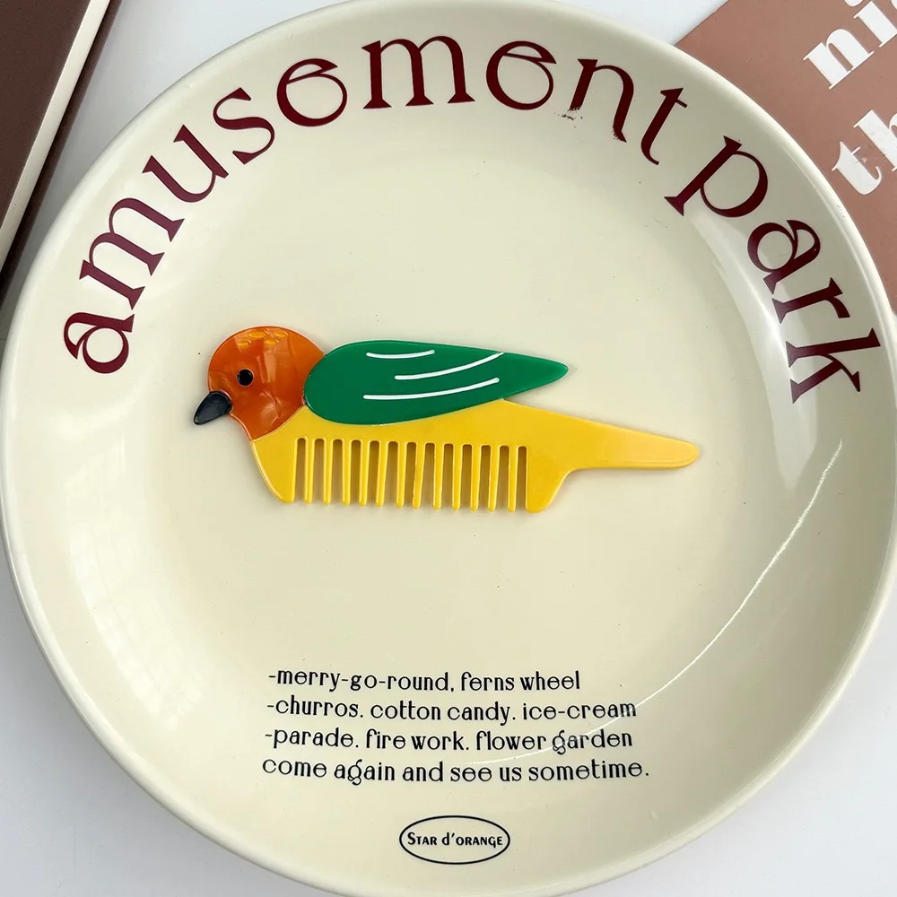 Decorative plate with a bird comb design and 'amusement park' text on a white background.