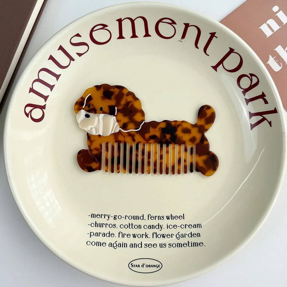 Decorative plate with a tortoiseshell comb shaped like a dog, on a white background.