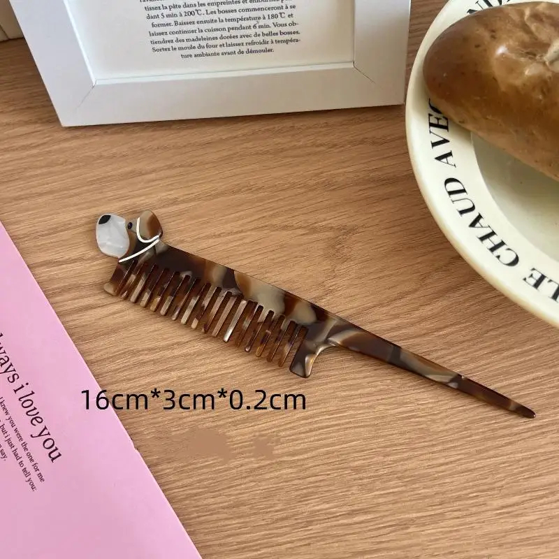 Tortoiseshell comb on a wooden surface with dimensions displayed