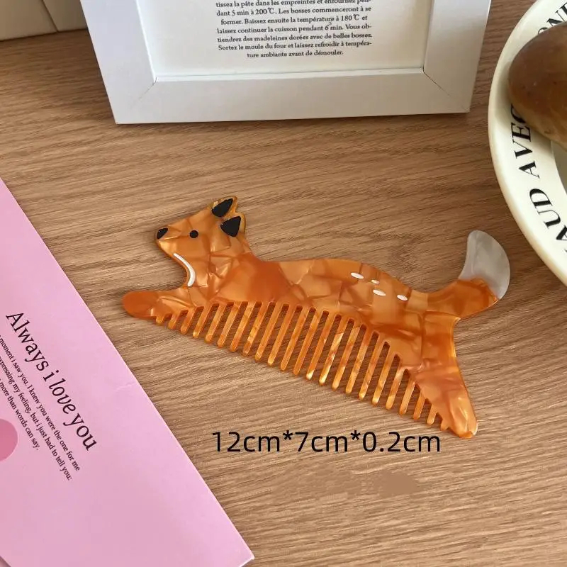 Dog-shaped comb on a wooden surface with text and a frame in the background