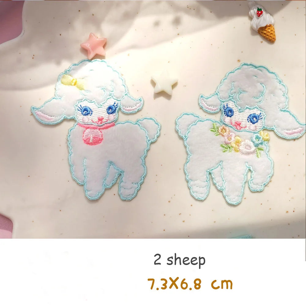 Two embroidered sheep patches on a fabric background with text indicating size and quantity.
