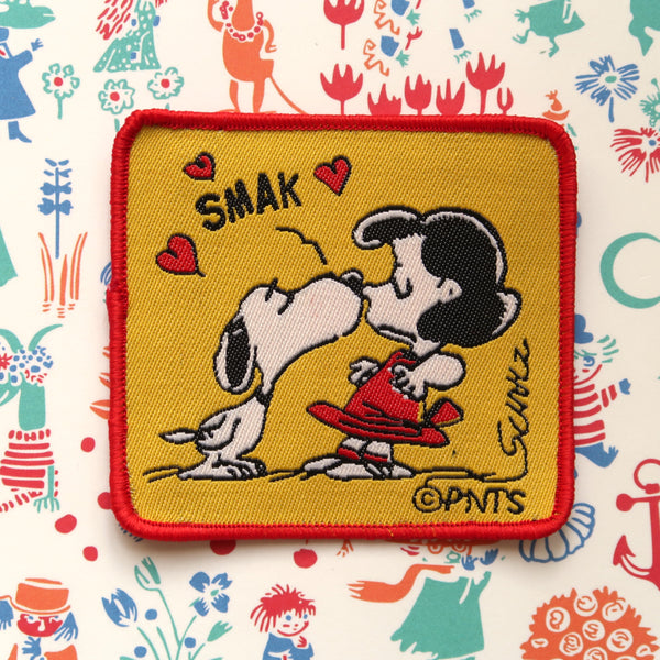 Snoopy Embroidery Patch // Snoopy kissing Lucy van Pelt embroidered patch badge appliqué (2 Colours)
