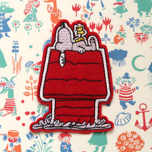 Snoopy Embroidery Patch // Snoopy from the Peanuts comics sleeping on his dog house embroidered iron-on patch badge appliqué (2 Designs)
