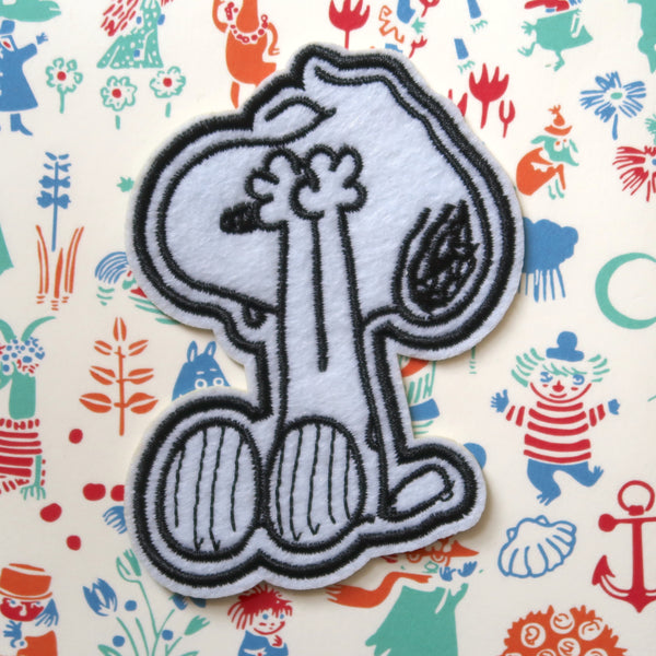 Snoopy Embroidery Patch // Peek-a-boo Snoopy Peanuts comics embroidered patch badge appliqué
