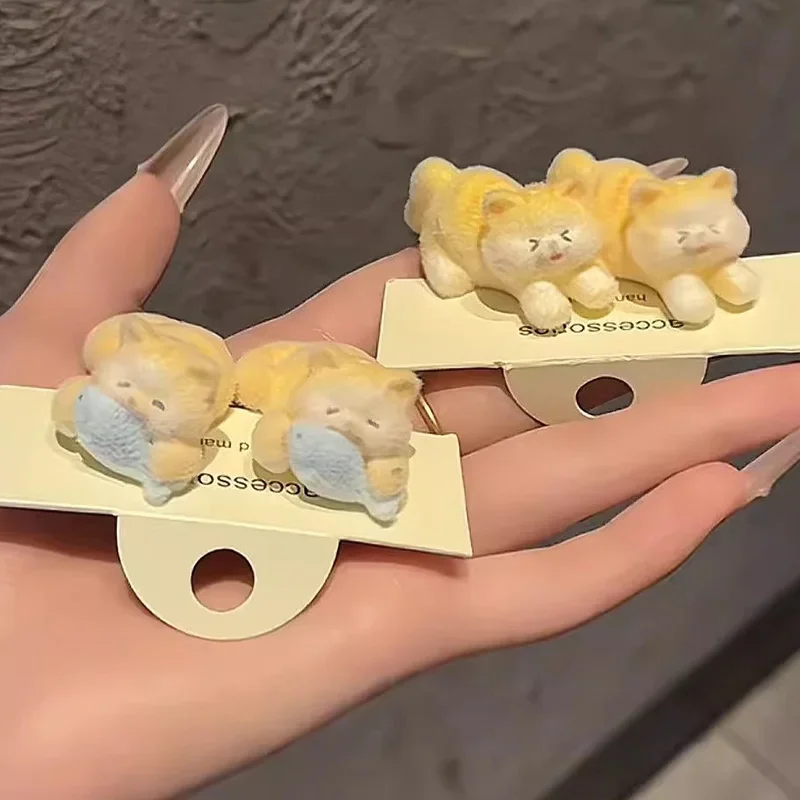 y2K Velvety Flocked Kitty Cat Acrylic Hair Clip - Ice Cream Cake