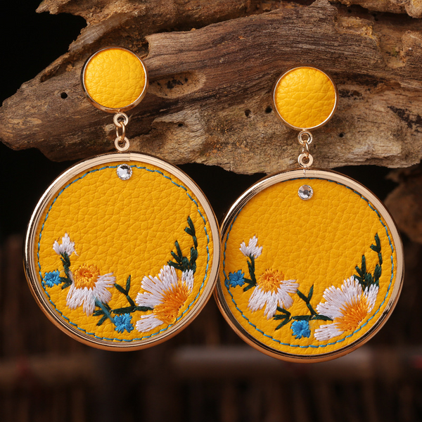 Embroidered Daisy Earrings (2 Colours)
