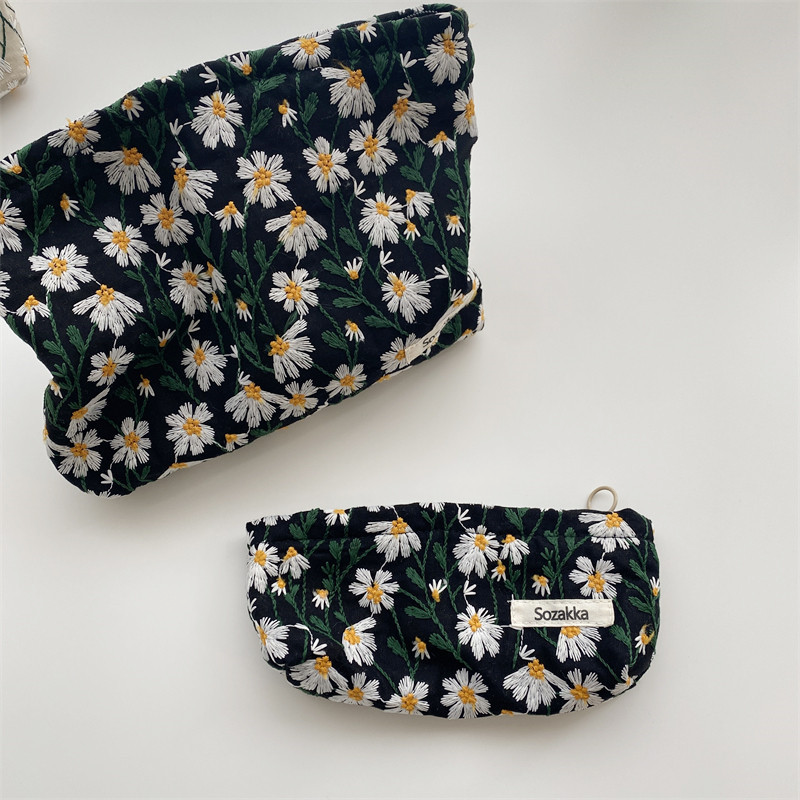 Textured Embroidered Daisy Pattern Zipper Pouch (2 Colours)