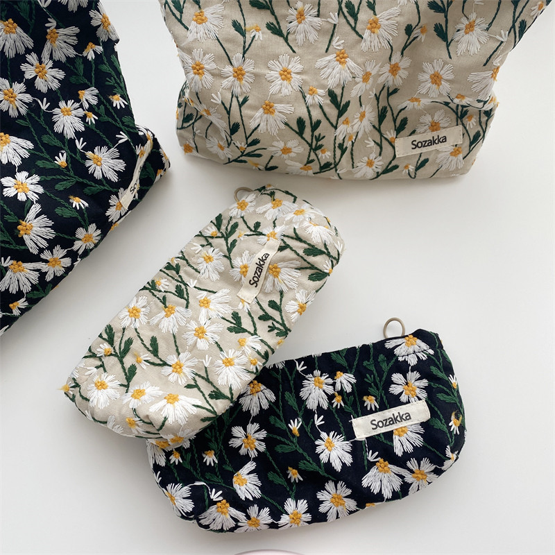 Textured Embroidered Daisy Pattern Zipper Pouch (2 Colours)